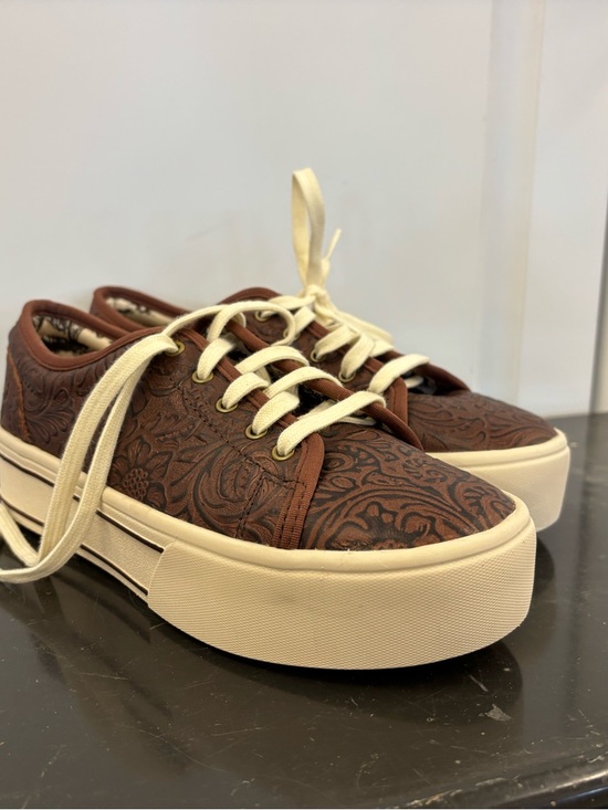 Ariat Shoes - Ariat Cream and Brown Paisley Interior Label